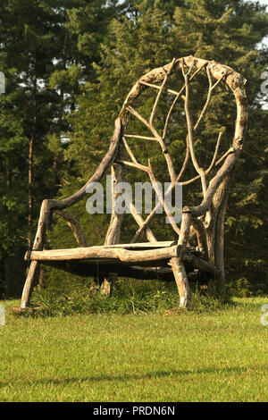 Übergroße Holzstuhl Dekoration Boxerwood Nature Center und Woodland Gardens in Lexington, VA, USA. Stockfoto