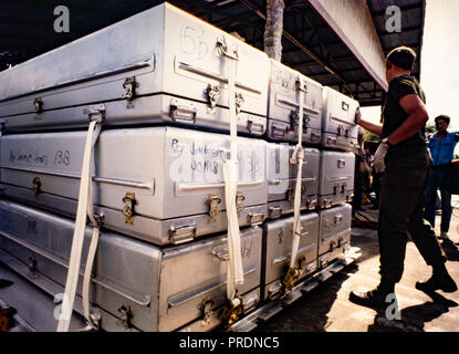 Reverend Jim Jones Körper wird durch seinen Namen gekennzeichnet in der Markierung auf einem Militärischen Schatulle als Vereinigte Staaten militärische Personal scrawled amerikanischen Stellen aus dem Kult Mord Selbstmord in Jonestown, Guyana für die Rückführung entfernen zurück in die USA. Jonestown war eine Siedlung, die von den Völkern Tempel, ein amerikanischer Kult unter der Führung von Reverend Jim Jones, im Norden von Guyana. Es wurde international bekannt, als am 18. November 1978 insgesamt 918 Menschen in der Siedlung starb, auf dem nahe gelegenen Flugplatz in Port Kaituma, und an einem Tempel-run-Gebäude in Georgetown, Guyana Hauptstadt. Stockfoto