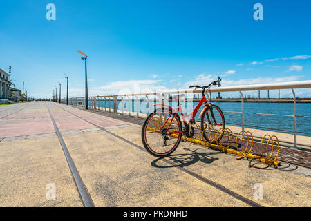 Ein Fahrrad mit Blick auf den Fluss Capibaribe aus alten Recife, Pernambuco, Brasilien Fahrt Stockfoto