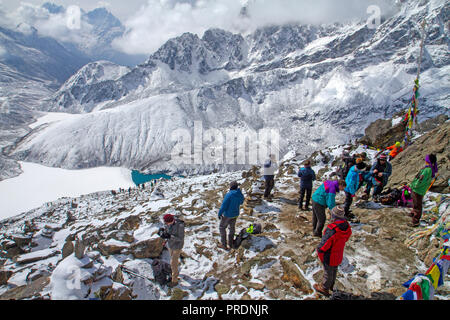 Wanderer auf dem Gipfel des Gokyo Ri Stockfoto