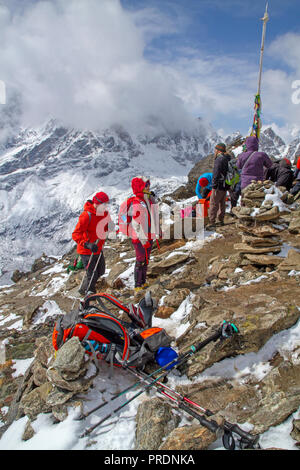 Wanderer auf dem Gipfel des Gokyo Ri Stockfoto