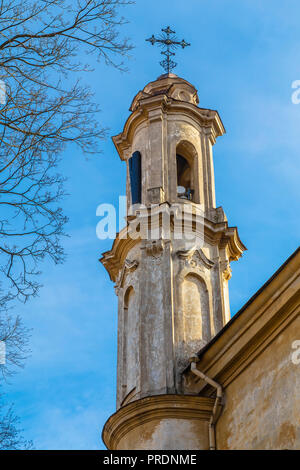 Eine der Heiligen Dreifaltigkeit und der basilianischen Kloster Kirchtürme in Vilnius. Litauen Stockfoto