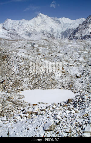 See auf der Oberfläche von Ngozumpa Glacier gebündelt, mit Cho Oyu über Stockfoto