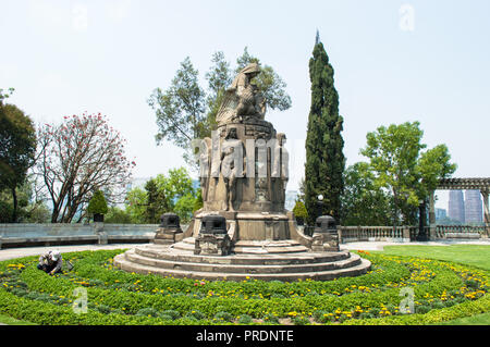Garten und oben auf das Schloss Chapultepec, Gärtner, der seine Arbeit erledigt. Historische Skulptur in der Mitte. Stockfoto