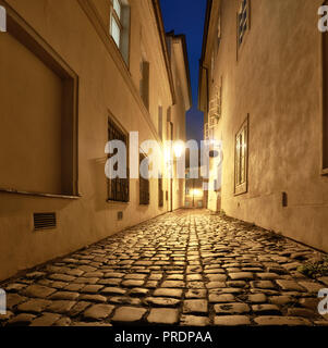 Alte Gasse in Prag, Mala Strana, spät am Abend mit Straßenbeleuchtung in Kopfsteinpflaster wider Stockfoto