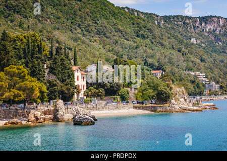 Blick auf den Pier und den kleinen Hafen von Schloss Miramare. Triest, Italien, Europa Stockfoto