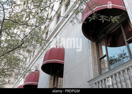 Die Fenster im zweiten Stock mit Markisen vor dem Cleveland Renaissance Hotel in der Innenstadt am Public Square in Cleveland, Ohio, USA, am 29. September 2018 Stockfoto