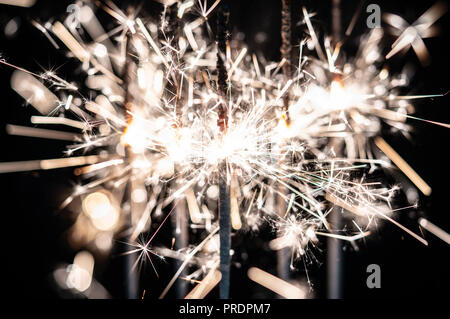 Feuerwerk, Wunderkerzen, bersten vor einem schwarzen Hintergrund Stockfoto