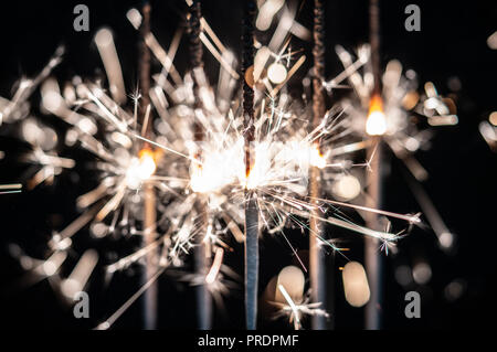 Feuerwerk, Wunderkerzen, bersten vor einem schwarzen Hintergrund Stockfoto