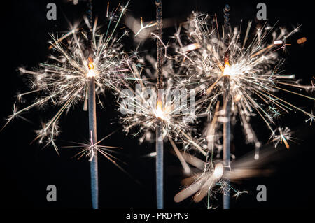 Feuerwerk, Wunderkerzen, bersten vor einem schwarzen Hintergrund Stockfoto