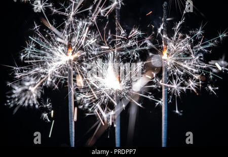 Feuerwerk, Wunderkerzen, bersten vor einem schwarzen Hintergrund Stockfoto