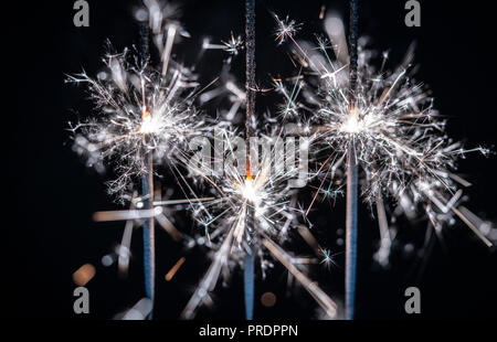 Feuerwerk, Wunderkerzen, bersten vor einem schwarzen Hintergrund Stockfoto