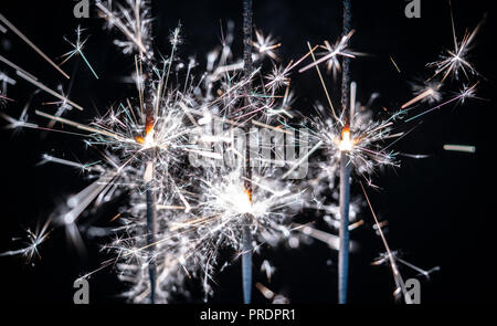 Feuerwerk, Wunderkerzen, bersten vor einem schwarzen Hintergrund Stockfoto