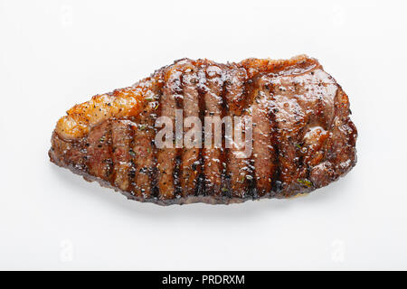 Gegrillte Marmorierte Rindfleisch Steak Roastbeef auf weißem Hintergrund, Ansicht von oben Stockfoto