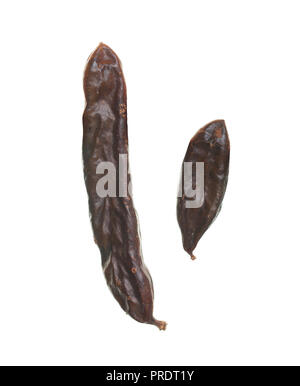 Johannisbrot Schoten auf weißem Hintergrund Stockfoto