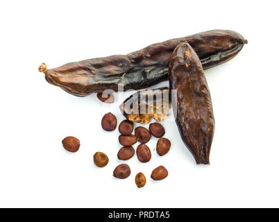 Johannisbrot auf weißem Hintergrund. Johannisbrot Schoten und Samen Stockfoto
