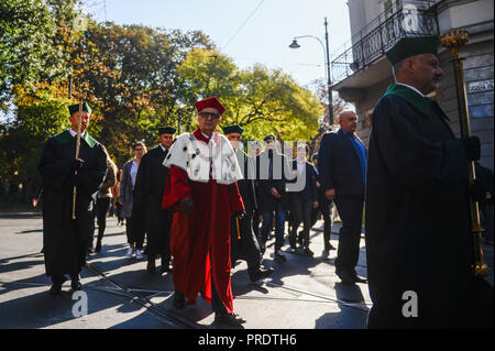 Krakau, Polen. 1. Okt, 2018. Wojciech Nowak, der Rektor der Jagiellonen-Universität besucht die 655th Prozession von der Eröffnung des akademischen Jahres an der Jagiellonen-Universität. Im Jahre 1364 gegründet, ist die Jagiellonen Universität ist die älteste Universität in Polen, die zweitälteste Universität in Mitteleuropa, und eines der ältesten erhaltenen Universitäten der Welt. Credit: Omar Marques/SOPA Images/ZUMA Draht/Alamy leben Nachrichten Stockfoto