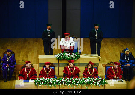 Krakau, Polen. 1. Okt, 2018. Wojciech Nowak (C) der Rektor der Jagiellonen-Universität spricht während der 655Th Eröffnung des Akademischen Jahres an der Jagiellonen-Universität. Im Jahre 1364 gegründet, ist die Jagiellonen Universität ist die älteste Universität in Polen, die zweitälteste Universität in Mitteleuropa, und eines der ältesten erhaltenen Universitäten der Welt. Credit: Omar Marques/SOPA Images/ZUMA Draht/Alamy leben Nachrichten Stockfoto