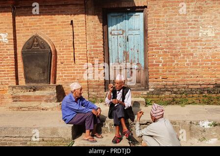 Kathmandu, Nepal. 1. Okt, 2018. Drei ältere Männer chat in Kathmandu, Nepal, Oktober 1, 2018. Am Dez. 14, 1990 die UNO-Generalversammlung 1. Oktober eines jeden Jahres zum Internationalen Tag der Älteren Menschen ernannt. Credit: Sunil Sharma/Xinhua/Alamy leben Nachrichten Stockfoto