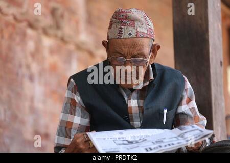 Kathmandu, Nepal. 1. Okt, 2018. Ein älterer Mann liest Zeitung in Kathmandu, Nepal, Oktober 1, 2018. Am Dez. 14, 1990 die UNO-Generalversammlung 1. Oktober eines jeden Jahres zum Internationalen Tag der Älteren Menschen ernannt. Credit: Sunil Sharma/Xinhua/Alamy leben Nachrichten Stockfoto