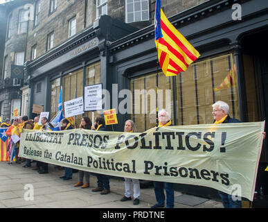 EDINBURGH, Schottland - 1. OKTOBER 2018: eine Demonstration vor dem Spanischen Konsulat in Edinburgh. Dies ist der erste Jahrestag der Katalanischen Referendum. Stockfoto