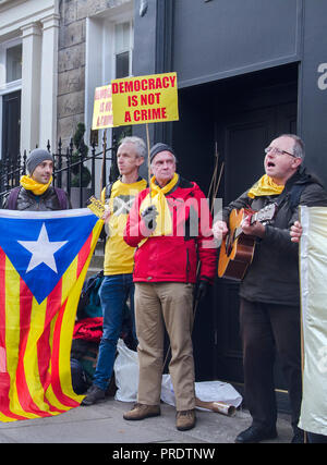 EDINBURGH, Schottland - 1. OKTOBER 2018: eine Demonstration vor dem Spanischen Konsulat in Edinburgh. Dies ist der erste Jahrestag der Katalanischen Referendum. Stockfoto