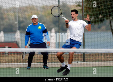 Belgrad, Marian Vajda sieht bei einem offenen Training in Belgrad. 1. Okt, 2018. Serbiens Tennisspieler Novak Djokovic (R) gibt die Kugel, während sein Trainer Marian Vajda auf während einer offenen Training in Belgrad, Serbien am Okt. 1, 2018 aussieht. Credit: Predrag Milosavljevic/Xinhua/Alamy leben Nachrichten Stockfoto