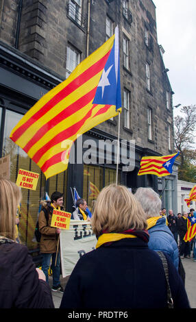 EDINBURGH, Schottland - 1. OKTOBER 2018: eine Demonstration vor dem Spanischen Konsulat in Edinburgh. Dies ist der erste Jahrestag der Katalanischen Referendum. Stockfoto