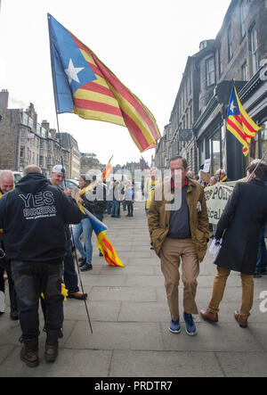 EDINBURGH, Schottland - 1. OKTOBER 2018: eine Demonstration vor dem Spanischen Konsulat in Edinburgh. Dies ist der erste Jahrestag der Katalanischen Referendum. Stockfoto