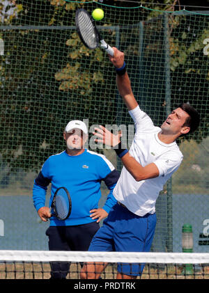 (181001) - Belgrad, Oktober 1, 2018 (Xinhua) - der serbischen Tennisspieler Novak Djokovic serviert die Kugel, während sein Trainer Marian Vajda schaut, während einer offenen Training in Belgrad, Serbien am Okt. 1, 2018. (Xinhua / Predrag Milosavljevic) Stockfoto