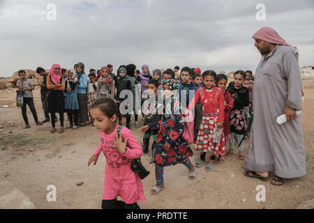 Idlib, Syrien. 01 Okt, 2018. Vertriebene syrische Kinder besuchen eine provisorische Schule innerhalb eines alten Moschee erbaut, im östlichen Umland von idlib Provinz. Nach sieben Jahren des brutalen syrischen Krieg, mehr als 6 Millionen Menschen, darunter 2,5 Millionen Kinder sind intern Vertriebene, und einem in drei syrischen Schulen kann nicht verwendet werden, da sie entweder beschädigt ist, oder für das Schützen der vertriebenen Familien und für militärische Zwecke verwendet, entsprechend dem Hohen Kommissar der Vereinten Nationen für Flüchtlinge (UNHCR). Credit: Anas Alkharboutli/dpa/Alamy leben Nachrichten Stockfoto