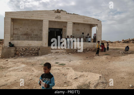 Idlib, Syrien. 01 Okt, 2018. Syrische Kinder am Hof eines provisorischen Schule innerhalb eines alten Moschee erbaut verdrängt, im östlichen Umland von idlib Provinz. Nach sieben Jahren des brutalen syrischen Krieg, mehr als 6 Millionen Menschen, darunter 2,5 Millionen Kinder sind intern Vertriebene, und einem in drei syrischen Schulen kann nicht verwendet werden, da sie entweder beschädigt ist, oder für das Schützen der vertriebenen Familien und für militärische Zwecke verwendet, entsprechend dem Hohen Kommissar der Vereinten Nationen für Flüchtlinge (UNHCR). Credit: Anas Alkharboutli/dpa/Alamy leben Nachrichten Stockfoto