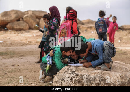 Idlib, Syrien. 01 Okt, 2018. Vertriebene syrische Kinder besuchen eine provisorische Schule innerhalb eines alten Moschee erbaut, im östlichen Umland von idlib Provinz. Nach sieben Jahren des brutalen syrischen Krieg, mehr als 6 Millionen Menschen, darunter 2,5 Millionen Kinder sind intern Vertriebene, und einem in drei syrischen Schulen kann nicht verwendet werden, da sie entweder beschädigt ist, oder für das Schützen der vertriebenen Familien und für militärische Zwecke verwendet, entsprechend dem Hohen Kommissar der Vereinten Nationen für Flüchtlinge (UNHCR). Credit: Anas Alkharboutli/dpa/Alamy leben Nachrichten Stockfoto