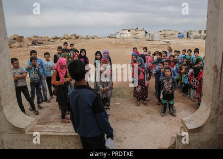 Idlib, Syrien. 01 Okt, 2018. Vertriebene syrische Kinder besuchen eine provisorische Schule innerhalb eines alten Moschee erbaut, im östlichen Umland von idlib Provinz. Nach sieben Jahren des brutalen syrischen Krieg, mehr als 6 Millionen Menschen, darunter 2,5 Millionen Kinder sind intern Vertriebene, und einem in drei syrischen Schulen kann nicht verwendet werden, da sie entweder beschädigt ist, oder für das Schützen der vertriebenen Familien und für militärische Zwecke verwendet, entsprechend dem Hohen Kommissar der Vereinten Nationen für Flüchtlinge (UNHCR). Credit: Anas Alkharboutli/dpa/Alamy leben Nachrichten Stockfoto