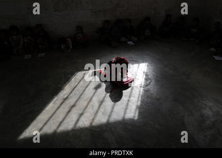 Idlib, Syrien. 01 Okt, 2018. Eine vertriebene Syrischen Mädchen Studium an einer provisorischen Schule innerhalb eines alten Moschee erbaut, im östlichen Umland von idlib Provinz. Nach sieben Jahren des brutalen syrischen Krieg, mehr als 6 Millionen Menschen, darunter 2,5 Millionen Kinder sind intern Vertriebene, und einem in drei syrischen Schulen kann nicht verwendet werden, da sie entweder beschädigt ist, oder für das Schützen der vertriebenen Familien und für militärische Zwecke verwendet, entsprechend dem Hohen Kommissar der Vereinten Nationen für Flüchtlinge (UNHCR). Credit: Anas Alkharboutli/dpa/Alamy leben Nachrichten Stockfoto