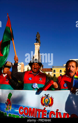 La Paz, Bolivien, 1. Oktober 2018. Mitglieder des La Paz Civic Committee chanten 'Mar para Bolivia/Sea for Bolivia' vor der Lesung des Urteils für den Fall "Verpflichtung, den Zugang zum Pazifischen Ozean (Bolivien gegen Chile) auszuhandeln" am Internationalen Gerichtshof in den Haag. Bolivien stellte den Fall 2013 dem Internationalen Gerichtshof vor; Bolivien verlor seine Provinz Litoral an der Küste während des Pazifikkriegs (1879-1884) an Chile, und frühere Verhandlungen haben aus Boliviens Sicht keine Fortschritte gemacht. Kredit: James Brunker/Alamy Live News Stockfoto