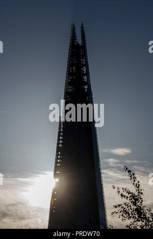 London, Großbritannien. 1. Okt 2018. UK Wetter: Die Sonne geht hinter den Shard. Credit: Guy Bell/Alamy leben Nachrichten Stockfoto