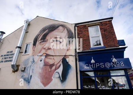 Prestwich, Großbritannien. Oktober 2018. Graffiti-Künstler Akse p19 komplettiert sein Porträt von 'The Fall'-Frontmann Mark E.Smith an der Seite eines Manchester-Chipshops. Der im Januar 2018 verstorbene Sänger "The Fall" wird in seiner Heimatstadt Prestwich, Greater Manchester, für ein Arts Festival gefeiert. Quelle: Howard Harrison/Alamy Live News Stockfoto