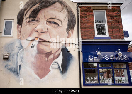 Prestwich, Großbritannien. Oktober 2018. Graffiti-Künstler Akse p19 komplettiert sein Porträt von 'The Fall'-Frontmann Mark E.Smith an der Seite eines Manchester-Chipshops. Der im Januar 2018 verstorbene Sänger "The Fall" wird in seiner Heimatstadt Prestwich, Greater Manchester, für ein Arts Festival gefeiert. Quelle: Howard Harrison/Alamy Live News Stockfoto