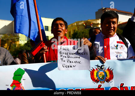 La Paz, Bolivien, 1. Oktober 2018. Ein Mann hält ein Schild auf Englisch, das einen freien souveränen Zugang Boliviens zum Pazifik vor der Lektüre des Urteils für den Fall "Pflicht zur Verhandlung des Zugangs zum Pazifischen Ozean (Bolivien gegen Chile)" beim Internationalen Gerichtshof in den Haag fordert. Bolivien stellte den Fall 2013 dem Internationalen Gerichtshof vor; Bolivien verlor seine Provinz Litoral an der Küste während des Pazifikkriegs (1879-1884) an Chile, und frühere Verhandlungen haben aus Boliviens Sicht keine Fortschritte gemacht. Kredit: James Brunker/Alamy Live News Stockfoto