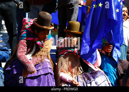 La Paz, Bolivien, 1. Oktober 2018. Aymara-Frauen reagieren während der Lesung des Urteils auf die "Verpflichtung, den Zugang zum Pazifischen Ozean (Bolivien gegen Chile) auszuhandeln" beim Internationalen Gerichtshof in den Haag. Bolivien stellte den Fall 2013 dem Internationalen Gerichtshof vor; Bolivien verlor seine Provinz Litoral an der Küste während des Pazifikkriegs (1879-1884) an Chile, und frühere Verhandlungen haben aus Boliviens Sicht keine Fortschritte gemacht. Der ICJ entschied zu Chiles Gunsten. Kredit: James Brunker/Alamy Live News Stockfoto