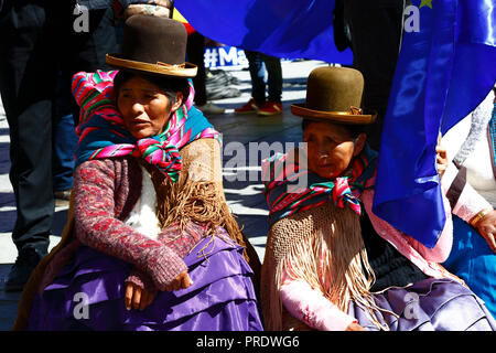 La Paz, Bolivien, 1. Oktober 2018. Aymara-Frauen reagieren während der Lesung des Urteils auf die "Verpflichtung, den Zugang zum Pazifischen Ozean (Bolivien gegen Chile) auszuhandeln" beim Internationalen Gerichtshof in den Haag. Bolivien stellte den Fall 2013 dem Internationalen Gerichtshof vor; Bolivien verlor seine Provinz Litoral an der Küste während des Pazifikkriegs (1879-1884) an Chile, und frühere Verhandlungen haben aus Boliviens Sicht keine Fortschritte gemacht. Der ICJ entschied zu Chiles Gunsten. Kredit: James Brunker/Alamy Live News Stockfoto