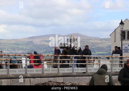 Beaumaris. Anglesey, Wales, Montag, 01. Oktober 2018. Netflix Dreharbeiten Jahreszeiten drei freien Lauf in Beaumaris Wales Credit: Mike Clarke/Alamy leben Nachrichten Stockfoto