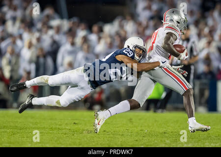 University Park, Pennsylvania, USA. 29 Sep, 2018. Penn State Nittany Lions cornerback John Reid (29) bewältigt die Ohio State Buckeyes wide receiver Parris Campbell (21) während der zweiten Hälfte des NCAA Football Spiel zwischen der Ohio State Buckeyes und der Penn State Nittany Lions im Beaver Stadium. Credit: Scott Taetsch/ZUMA Draht/Alamy leben Nachrichten Stockfoto