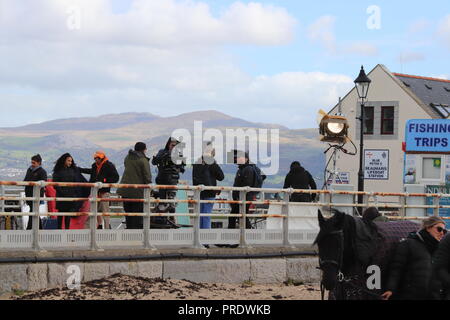 Beaumaris. Anglesey, Wales, Montag, 01. Oktober 2018. Netflix Dreharbeiten Jahreszeiten drei freien Lauf in Beaumaris Wales Credit: Mike Clarke/Alamy leben Nachrichten Stockfoto