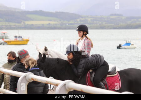 Beaumaris. Anglesey, Wales, Montag, 01. Oktober 2018. Netflix Dreharbeiten Jahreszeiten drei freien Lauf in Beaumaris Wales Credit: Mike Clarke/Alamy leben Nachrichten Stockfoto