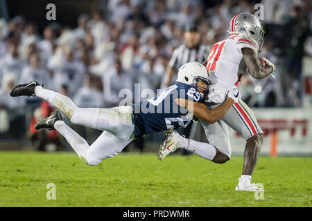 University Park, Pennsylvania, USA. 29 Sep, 2018. Penn State Nittany Lions cornerback John Reid (29) bewältigt die Ohio State Buckeyes wide receiver Parris Campbell (21) während der zweiten Hälfte des NCAA Football Spiel zwischen der Ohio State Buckeyes und der Penn State Nittany Lions im Beaver Stadium. Credit: Scott Taetsch/ZUMA Draht/Alamy leben Nachrichten Stockfoto