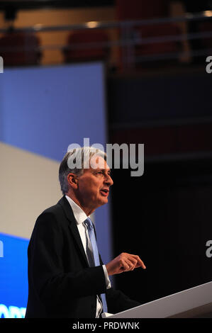 Birmingham, England. Am 1. Oktober 2018. Philip Hammond MP, Schatzkanzler, liefert seine Rede zur Konferenz über die Sitzung am Vormittag des zweiten Tages der Konservativen Partei jährliche Konferenz im ICC. Kevin Hayes/Alamy leben Nachrichten Stockfoto