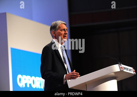 Birmingham, England. Am 1. Oktober 2018. Philip Hammond MP, Schatzkanzler, liefert seine Rede zur Konferenz über die Sitzung am Vormittag des zweiten Tages der Konservativen Partei jährliche Konferenz im ICC. Kevin Hayes/Alamy leben Nachrichten Stockfoto