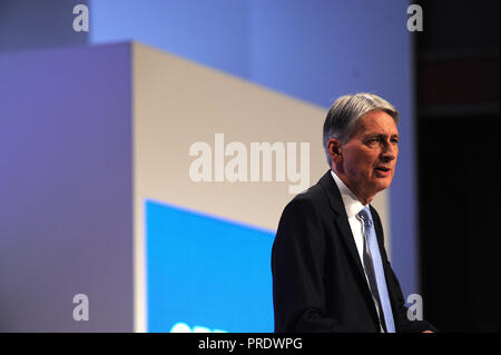 Birmingham, England. Am 1. Oktober 2018. Philip Hammond MP, Schatzkanzler, liefert seine Rede zur Konferenz über die Sitzung am Vormittag des zweiten Tages der Konservativen Partei jährliche Konferenz im ICC. Kevin Hayes/Alamy leben Nachrichten Stockfoto